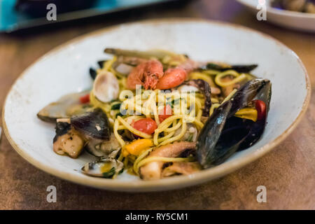 Mélange de fruits de mer traditionnel maltais spaghettis aux calmars, crevettes géantes, les palourdes et les moules servi dans un restaurant local. Delicious cuisine maltaise Banque D'Images