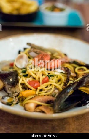 Mélange de fruits de mer traditionnel maltais spaghettis aux calmars, crevettes géantes, les palourdes et les moules servi dans un restaurant local. Delicious cuisine maltaise Banque D'Images