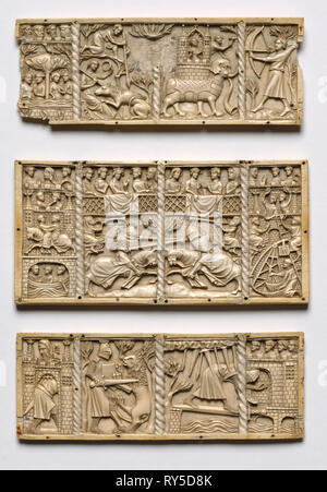 Ensemble de trois panneaux d'un cercueil avec des scènes de romans Courtois, c. 1330-50. France, Lorraine ?, la période gothique, 14ème siècle. L'ivoire ; Total : 13 x 26,2 x 1 cm (5 1/8 x 10 5/16 x 3/8 in. Banque D'Images