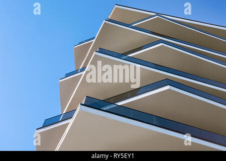 Bâtiment moderne. Immeuble de bureaux moderne avec façade de verre. Tour moderne et gratte-ciel acier et verre de l'architecture. Bâtiment à usage extérieur. Banque D'Images