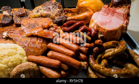 Set de cuisine assortis avec des plats de viande grillée côtes de porc et saucisses kebab Banque D'Images