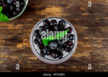 Chia pudding avec les baies fraîches dans du verre pour le petit déjeuner Banque D'Images