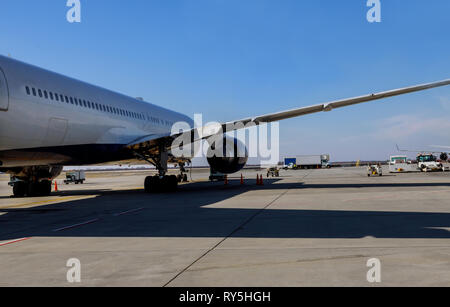 Moteur à réaction contre un avion à l'aéroport sur le chargement Banque D'Images