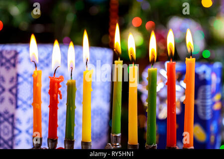 Maison de vacances juif Hanukkah menorah chandelier traditionnel avec et brûler des bougies Banque D'Images