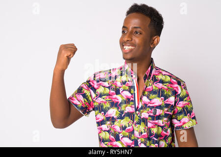 Portrait of happy young African man getting tourisme bonne nouvelle Banque D'Images