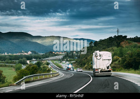 Les camions de transport de béton mélangeur en transit dans l'unité Motion On Country Road, autoroute. Autoroute autoroute Autoroute. Transport et d'entraînement d'affaires Banque D'Images