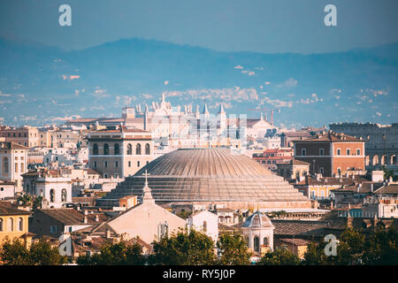 Rome, Italie. Toit en pente de Panthéon et de Paysage Urbain Ville Banque D'Images