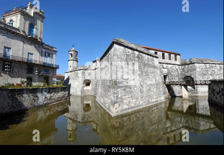 Achevé en 1577, le Castillo de la Real Fuerza à La Havane, Cuba est considérée comme la plus ancienne stone fort dans les Amériques. Il est maintenant un musée maritime. Banque D'Images