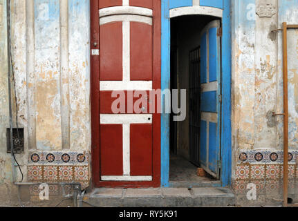 Détail de portes en bois coloré avec des accents sur le mur d'un immeuble situé dans la Vieille Havane, Cuba. Banque D'Images