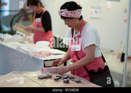 Une femme faisant Makizushi japonais à un festival,Sakura,la ville de Cebu aux Philippines Banque D'Images