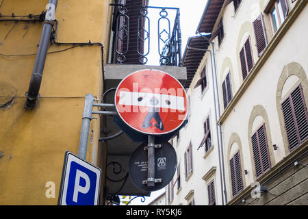 Une personne dans une barricade sur la n'entrez pas de signe, fait par l'artiste Clet, à Florence, Italie Banque D'Images