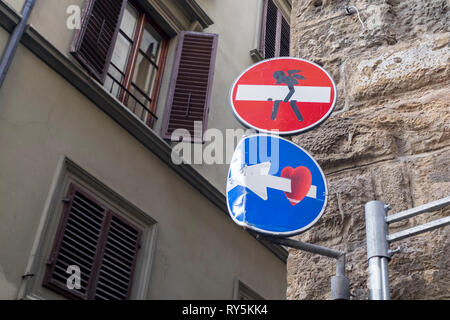 Un ange porte un n'entrez pas de signe, fait par l'artiste Clet, à Florence, Italie Banque D'Images