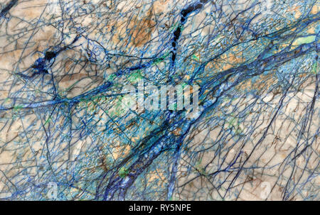 Les rivières sur une autre planète, détail de veines minérales fonctionnant via une tranche de rock. Le bleu et le vert sont l'azurite et malachite respectivement. Banque D'Images