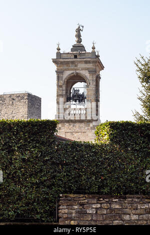 Voyage d'Italie - vue du clocher de l'église Chiesa di San Pancrazio over fence en Citta Alta (Ville Haute) de la ville de Bergame, Lombardie Banque D'Images