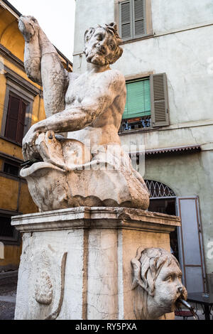 Voyage d'Italie - La Fontana del Delfino sur rue via Pignolo, à Bergame, Lombardie, la ville. Il a été construit en 1526 Banque D'Images