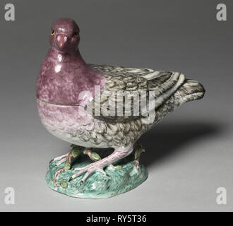 Soupière sous la forme d'un pigeon, ch. 1760. Sceaux Factory (Français). Tin- (faïence) faïence émail wth décoration ; total : 26,7 x 29,9 x 14,8 cm (10 1/2 x 11 3/4 x 5 13/16 in Banque D'Images