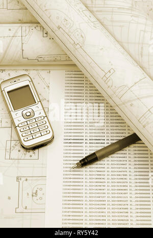 Plans architecturaux laminées avec téléphone et un stylo posé sur table à dessin. Photo en sépia. Banque D'Images