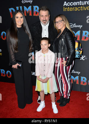 Los Angeles, USA. Mar 11, 2019. LOS ANGELES, CA. 11 mars 2019 : Joey Fatone, Izabel Araujo, Briahna Fatone & Kloey Fatone lors de la première mondiale de 'Dumbo' au El Capitan Theatre. Photo Credit : Paul Smith/Alamy Live News Banque D'Images