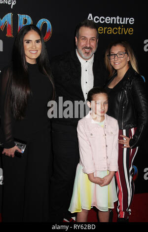 Hollywood, Californie, USA. 11 mars, 2019. Izabel Araujo, Joey Fatone, Kloey Fatone, Briahna Fatone 11 Mars, 2019. La première mondiale de 'Dumbo' qui s'est tenue à l'El Capitan Theatre de Los Angeles, CA Photo par Izumi Hasegawa/HollywoodNewsWire.co Crédit : Hollywood News Wire Inc./Alamy Live News Banque D'Images