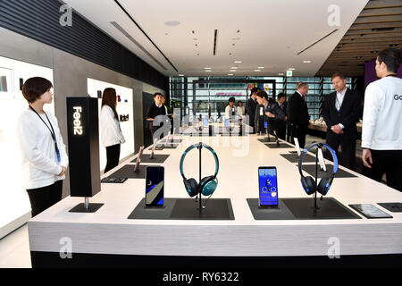 Tokyo, Japon. Mar 12, 2019. La Corée du Sud Samsung Electronics Co. ouvre sa boutique pilote de smartphone Galaxy à Tokyo Harajuku haut le Mardi, Mars 12, 2019. Le nouveau bâtiment de six étages est le plus grand parmi les magasins vitrine Galaxy. Credit : Natsuki Sakai/AFLO/Alamy Live News Banque D'Images