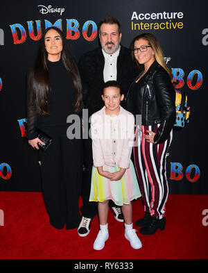 Hollywood, Californie, USA. Mar 11, 2019. Izabel Araujo, Joey Fatone, Kloey Alexandra Fatone et Briahna Joely Fatone assister à la première de s Disney Dumbo à El Capitan Theatre le 11 mars 2019 à Los Angeles, Californie. Credit : Tsuni / USA/Alamy Live News Banque D'Images