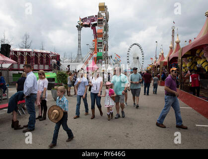 (190312) -- HOUSTON, 12 mars 2019 (Xinhua) -- Les gens visitent le carnaval au cours de la Houston Livestock Show and Rodeo de Houston, Texas, États-Unis, le 11 mars 2019. De nombreux parents ont eu leurs enfants à l'événement lundi, le premier jour de la semaine de relâche. L'Assemblée Houston Livestock Show and Rodeo, qui a débuté le 25 février de cette année, se tiendra jusqu'au 17 mars. (Xinhua/Yi-Chin Lee) Banque D'Images