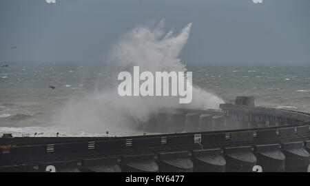 Brighton, UK. Mar 12, 2019. Les vagues déferlent sur le port de plaisance de Brighton mur ouest ce matin que Storm Gareth commence à batter la Grande-Bretagne et l'Irlande avec des vents devraient s'établir à plus de 70mph dans certaines régions Crédit : Simon Dack/Alamy Live News Banque D'Images