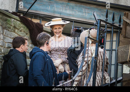 Lyme Regis, dans le Dorset, UK. Mar 11, 2019. Tournage d'ammonite un long métrage sur la vie de Mary Anning chasseur de fossiles. Tourné en extérieur dans la région de Lyme Regis, une ville de l'ouest du Dorset, Angleterre, où le vrai Mary Anning travaillé et perçu des fossiles dans le début des années 1800, photo : David Betteridge/Alamy Live News Banque D'Images