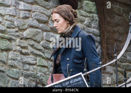 Lyme Regis, dans le Dorset, UK. Mar 11, 2019. Tournage d'ammonite un long métrage sur la vie de Mary Anning chasseur de fossiles. Tourné en extérieur dans la région de Lyme Regis, une ville de l'ouest du Dorset, Angleterre, où le vrai Mary Anning travaillé et perçu des fossiles dans le début des années 1800, photo : David Betteridge/Alamy Live News Banque D'Images