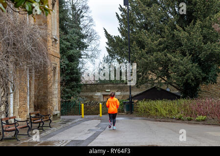 Northampton. Royaume-uni 12 mars 2019. Abington Park. Personnes sur l'exercice de ce matin que Storm Gareth est prévue sur le UK plus tard aujourd'hui, portant des coups de vent et des pluies torrentielles. Credit : Keith J Smith./Alamy Live News Banque D'Images