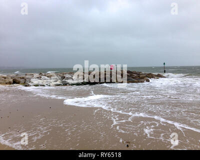 Plage de Sandbanks, Poole, Dorset. 12Th Mar 2019. Météo France : le sable et le fracas des vagues de tempête juste avant la côte sud hits Gareth. Credit : Suzanne McGowan/Alamy Live News Banque D'Images