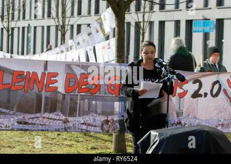 Wiesbaden, Allemagne. 12 mars 2019. Une activiste traite de la protestation. L'affaire contre le demandeur d'asile irakien Ali B. pour le meurtre de Susanna F. de Mayence a été ouverte l'an dernier à Wiesbaden. Plusieurs organisations de droite a tenu une manifestation devant le palais de justice à l'encontre des réfugiés en Allemagne et des sanctions pour les réfugiés. Crédit : Michael Debets/Alamy Live News Banque D'Images