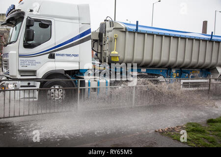 Kidderminster, UK. 12 mars, 2019. Météo France : fortes pluies dans tout le Royaume-Uni l'origine des inondations sur les routes principales dans les villes. Les piétons doivent être très prudent pour éviter un bain que les véhicules sont obligés de conduire à travers l'approfondissement de l'eau d'inondation sur les routes du Royaume-Uni. Hudson Lee Crédit/Alamy Live News Banque D'Images
