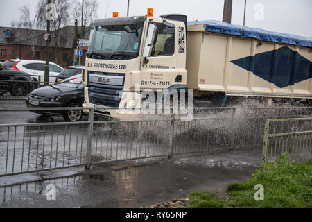 Kidderminster, UK. 12 mars, 2019. Météo France : fortes pluies dans tout le Royaume-Uni l'origine des inondations sur les routes principales dans les villes. Les piétons doivent être très prudent pour éviter un bain que les véhicules sont obligés de conduire à travers l'approfondissement de l'eau d'inondation sur les routes du Royaume-Uni. Hudson Lee Crédit/Alamy Live News Banque D'Images