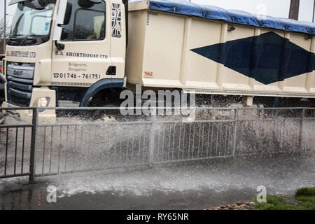 Kidderminster, UK. 12 mars, 2019. Météo France : fortes pluies dans tout le Royaume-Uni l'origine des inondations sur les routes principales dans les villes. Les piétons doivent être très prudent pour éviter un bain que les véhicules sont obligés de conduire à travers l'approfondissement de l'eau d'inondation sur les routes du Royaume-Uni. Hudson Lee Crédit/Alamy Live News Banque D'Images