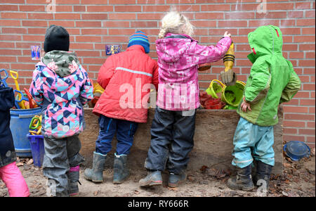 12 mars 2019, le Schleswig-Holstein, Aukrug : Les enfants sont à la recherche pour les jouets d'un fort dans le jardin d'Aukrug. Les frais pour les écoles maternelles et les garderies dans la région de Schleswig-Holstein sont plafonnés, selon le ministère des Affaires sociales. Le jeudi (14.03.2019) les détails de la réforme des soins de jour prévues seront présentées à Kiel. Photo : Carsten Rehder/dpa Banque D'Images