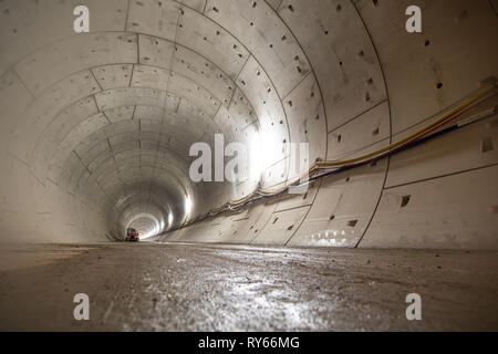 11 mars 2019, Bade-Wurtemberg, Mühlhausen im Täle : Le tunnel de la ligne de chemin de fer Wendlingen-Ulm Filstal qui mène au pont. Le pont fait partie de la nouvelle section du projet ferroviaire Stuttgart 21 et sera d'environ 800 mètres de long et 50 mètres de haut une fois rempli. Photo : Fabian Sommer/dpa Banque D'Images