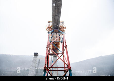 11 mars 2019, Bade-Wurtemberg, Mühlhausen im Täle : un morceau de l'est du coffrage de béton sur le chantier de construction du pont sur le Filstal Aichelberg au-dessus de la vallée. Le pont fait partie de la nouvelle section de l'Wendlingen-Ulm projet ferroviaire Stuttgart 21. Une fois terminé, il sera d'environ 800 mètres de long et 50 mètres de haut. Photo : Fabian Sommer/dpa Banque D'Images