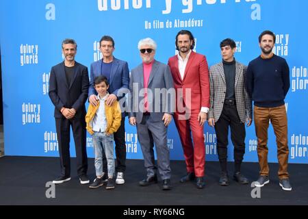 Madrid, Espagne. 12Th Mar 2019. Le réalisateur Pedro Almodovar, Penelope Cruz, Antonio Banderas Asier Etxeandia et Leonardo Sbaraglia pose lors d'un photocall pour promouvoir le cinéma 'Douleurs y Gloria' à Madrid, en Espagne, le mardi 12 mars 2019. Appuyez sur Cordon Cordon Crédit : Presse/Alamy Live News Banque D'Images