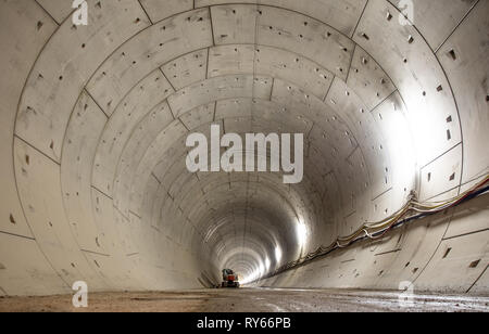 11 mars 2019, Bade-Wurtemberg, Mühlhausen im Täle : déjà terminé le tunnel de la ligne de chemin de fer Wendlingen-Ulm Filstal qui mène au pont. Le pont fait partie de la nouvelle section du projet ferroviaire Stuttgart 21 et sera d'environ 800 mètres de long et 50 mètres de haut une fois rempli. Photo : Photo : Fabian Sommer/dpa Banque D'Images