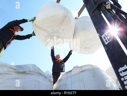 Lianyungang, Chine, province de Jiangsu. Mar 12, 2019. Charge des travailleurs dans une usine d'engrais chimiques dans le comté de Donghai de Lianyungang, Chine de l'est de la province de Jiangsu, le 12 mars 2019. Avec l'augmentation de la température, les agriculteurs sont occupés avec leurs travaux agricoles. Credit : Geng 1 Xiyangwei Hutong/Xinhua/Alamy Live News Banque D'Images