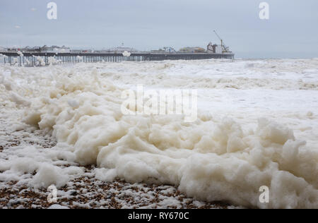 Brighton, UK. Mar 12, 2019. Sea Foam a fondu comme neige au à la plage de Brighton que Storm Gareth arrive en Grande-Bretagne et l'Irlande avec des vitesses de vent devraient atteindre jusqu'à 70 mi/h dans certaines régions Crédit : Simon Dack/Alamy Live News Banque D'Images