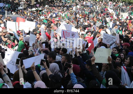 12 mars 2019, l'ALGÉRIE, Alger : les étudiants algériens démontrer un jour après que le président Abdelaziz Bouteflika a annoncé son retrait de la course présidentielle ainsi que le report de l'élection présidentielle d'avril 2019, après des semaines de protestations contre sa candidature pour un cinquième mandat. Les manifestants pris la décision comme une tentative par Bouteflika pour prolonger son mandat actuel. Photo : Farouk Batiche/dpa Banque D'Images