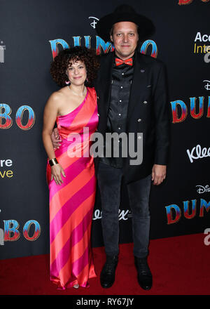 Hollywood, États-Unis. Mar 11, 2019. HOLLYWOOD, LOS ANGELES, CA, USA - 11 mars : Régine Chassagne et Win Butler arriver lors de la première mondiale du Disney's 'Dumbo' tenu à La Ray Dolby Ballroom et El Capitan Theatre le 11 mars 2019 à Hollywood, Los Angeles, Californie, États-Unis. (Photo par Xavier Collin/Image Crédit : Agence de Presse) L'agence de presse Image/Alamy Live News Banque D'Images