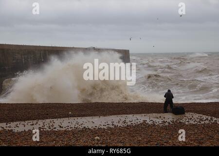 Folkestone, Kent, UK. 12 Mar, 2019. Météo France : Gareth tempête arrive sur la côte sud avec des rafales de vent frapper plus de 55 mph. Le port de Folkestone et le bras de phare qui est en cours de rénovation prend toute la force de la tempête. © Paul Lawrenson, 2019 Crédit photo : Paul Lawrenson / Alamy Live News Banque D'Images