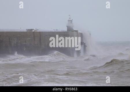 Folkestone, Kent, UK. 12 Mar, 2019. Météo France : Gareth tempête arrive sur la côte sud avec des rafales de vent frapper plus de 55 mph. Le port de Folkestone et le bras de phare qui est en cours de rénovation prend toute la force de la tempête. © Paul Lawrenson, 2019 Crédit photo : Paul Lawrenson / Alamy Live News Banque D'Images