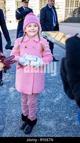 La princesse Estelle de Suède à la cour intérieure du Palais Royal de Stockholm, le 12 mars 2019, pour célébrer le nom de Victoria Day Photo : Albert Nieboer / Pays-Bas / Point de vue OUT | Banque D'Images