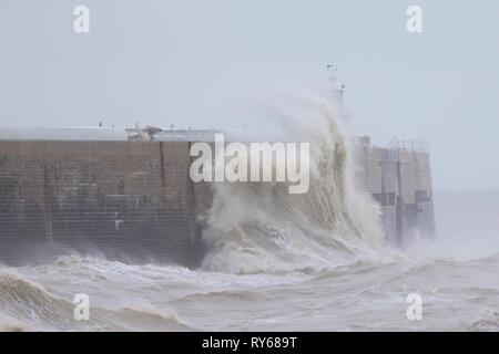 Folkestone, Kent, UK. 12 Mar, 2019. Météo France : Gareth tempête arrive sur la côte sud avec des rafales de vent frapper plus de 55 mph. Le port de Folkestone et le bras de phare qui est en cours de rénovation prend toute la force de la tempête. © Paul Lawrenson, 2019 Crédit photo : Paul Lawrenson / Alamy Live News Banque D'Images