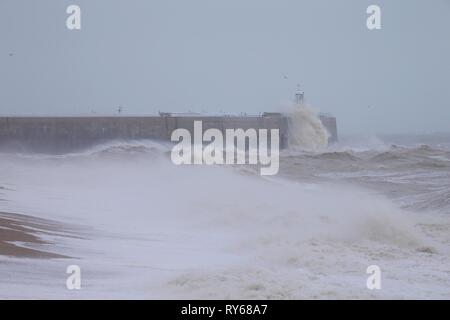 Folkestone, Kent, UK. 12 Mar, 2019. Météo France : Gareth tempête arrive sur la côte sud avec des rafales de vent frapper plus de 55 mph. Le port de Folkestone et le bras de phare qui est en cours de rénovation prend toute la force de la tempête. © Paul Lawrenson, 2019 Crédit photo : Paul Lawrenson / Alamy Live News Banque D'Images