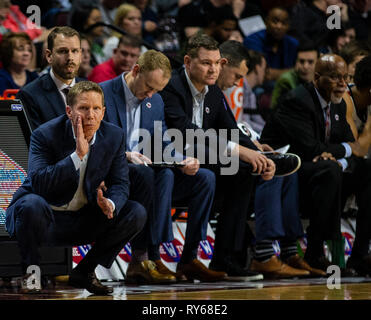 Mar 11 2019 Las Vegas, NV, U.S.A. 1568 l'entraîneur-chef Mark peu au cours de la Conférence de la côte ouest de la NCAA Men's Basket-ball tournoi semi-finale entre l'onde et la Pepperdine Bulldogs Gonzaga 100-74 victoire à Orleans Arena de Las Vegas, NV. James Thurman/CSM Banque D'Images